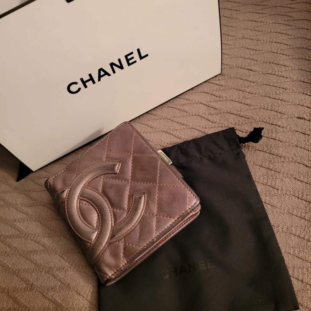 CHANEL | Lavender Cotton Club Interlocking CC Logo Compact Wallet 2008-'09 - Picture 3 of 16